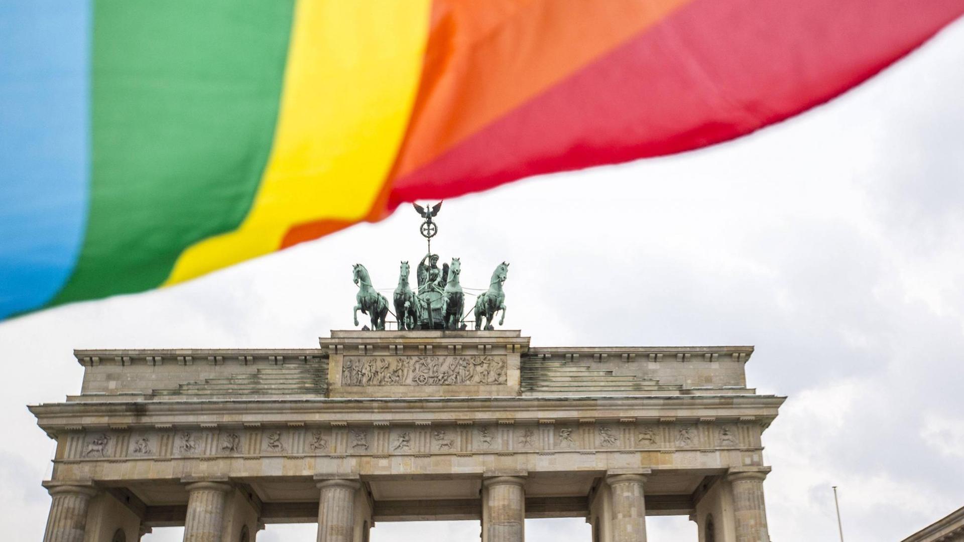 Die Regenbogenflagge über dem Brandenburger Tor nach der Abstimmung über die Ehe für alle. Die Regenbogenflagge über dem Brandenburger Tor nach der Abstimmung über die Ehe für alle.
