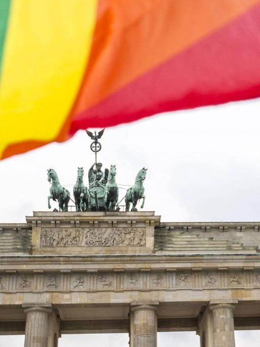 Die Regenbogenflagge über dem Brandenburger Tor nach der Abstimmung über die Ehe für alle.