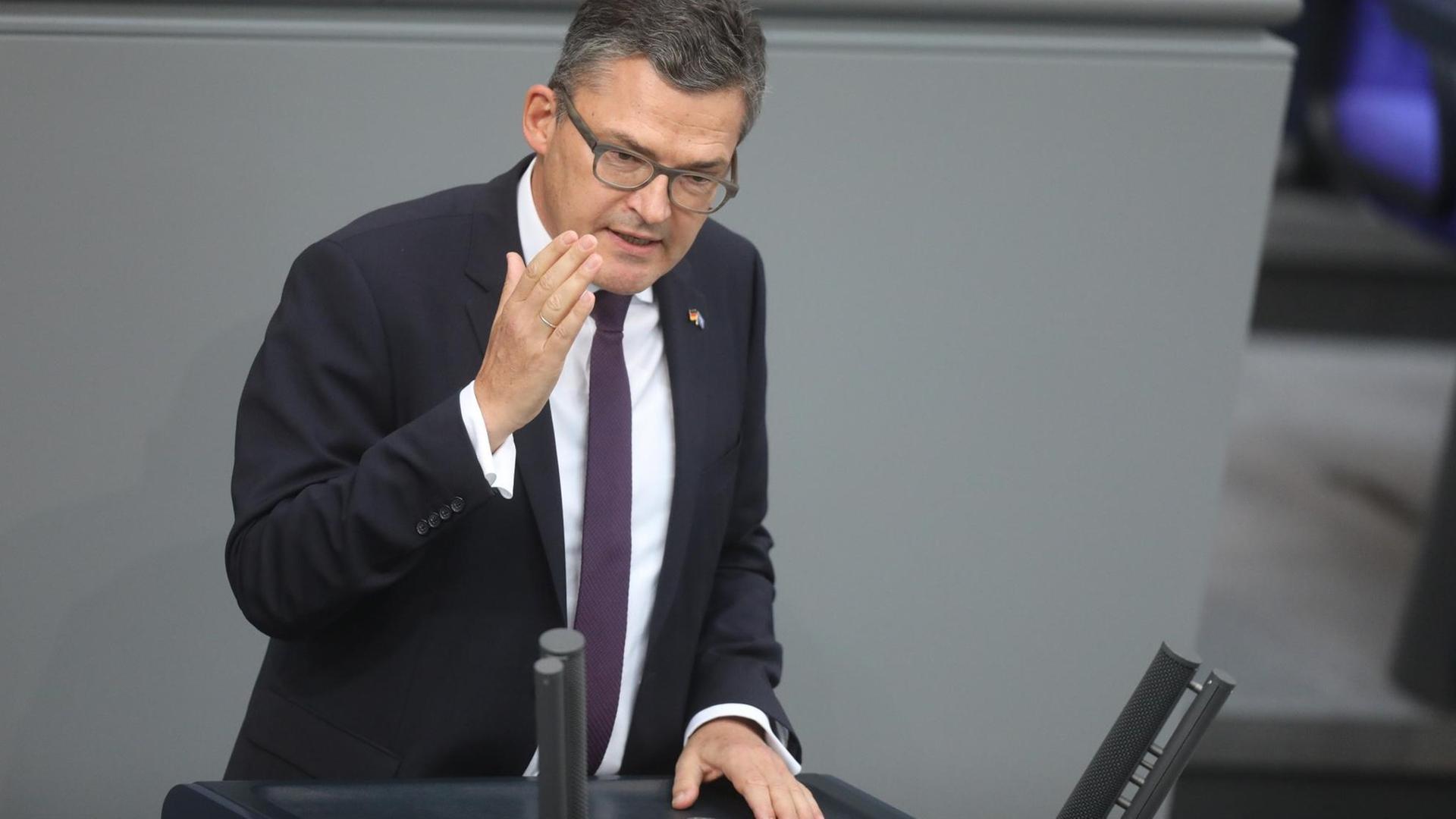 Der Abgeordnte Roderich Kiesewetter (CDU) spricht bei der Generaldebatte im Deutschen Bundestag. Hauptthema der 48. Sitzung der 19. Legislaturperiode ist der von der Bundesregierung eingebrachte Entwurf des Bundeshaushaltsplans 2019 und der Finanzplan des Bundes 2018 bis 2022 mit der Generaldebatte zum Etat des Bundeskanzleramts. Foto: Jörg Carstensen/dpa | Verwendung weltweit Der Abgeordnte Roderich Kiesewetter (CDU) spricht bei der Generaldebatte im Deutschen Bundestag. Hauptthema der 48. Sitzung der 19. Legislaturperiode ist der von der Bundesregierung eingebrachte Entwurf des Bundeshaushaltsplans 2019 und der Finanzplan des Bundes 2018 bis 2022 mit der Generaldebatte zum Etat des Bundeskanzleramts. Foto: Jörg Carstensen/dpa | Verwendung weltweit