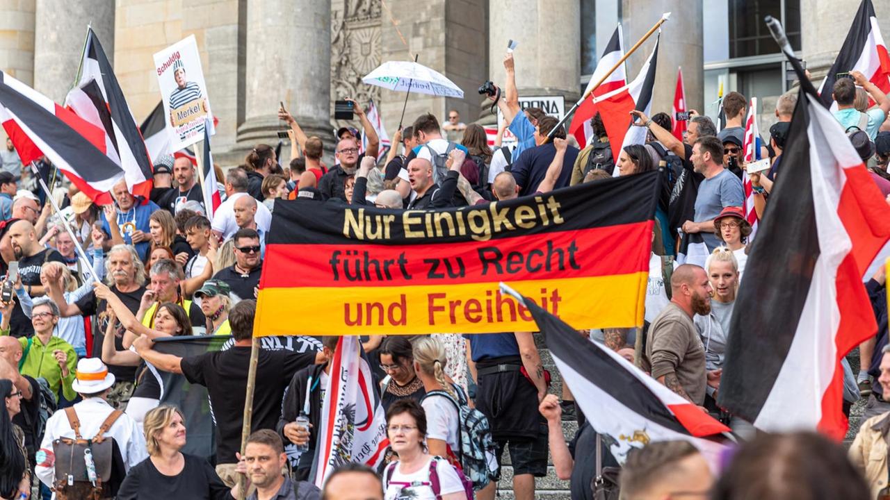 Rechtsextreme schwenken Reichsflaggen vor dem Reichstagsgebäude in Berlin Rechtsextreme schwenken Reichsflaggen vor dem Reichstagsgebäude in Berlin