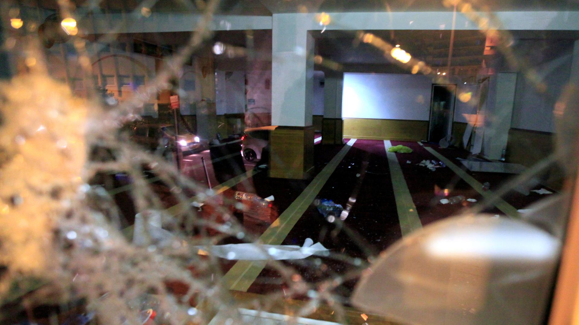 Bild der Zerstörung: Radikale Demonstranten haben in Korsika einen muslimischen Gebetsraum verwüstet. Bild der Zerstörung: Radikale Demonstranten haben in Korsika einen muslimischen Gebetsraum verwüstet.