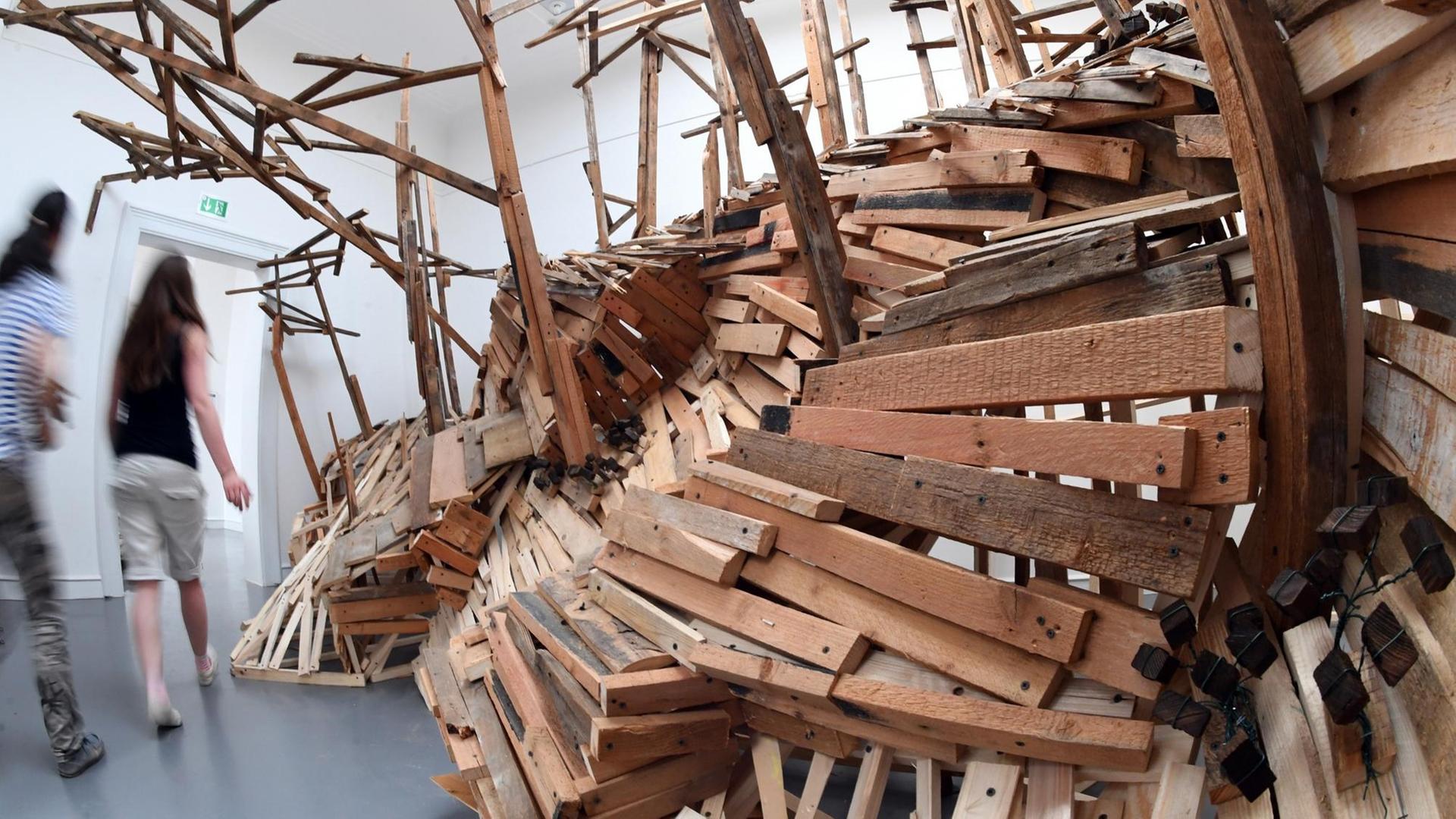 In der Staatlichen Kunsthalle Baden-Baden (Baden-Württemberg) wird am 19.07.2017 die Plastik ·DISTANT tantamount MOUNTAIN· des chinesischen Künstlers Liang Shuo aus dem Jahr 2017 gezeigt. In der Staatlichen Kunsthalle Baden-Baden (Baden-Württemberg) wird am 19.07.2017 die Plastik ·DISTANT tantamount MOUNTAIN· des chinesischen Künstlers Liang Shuo aus dem Jahr 2017 gezeigt.