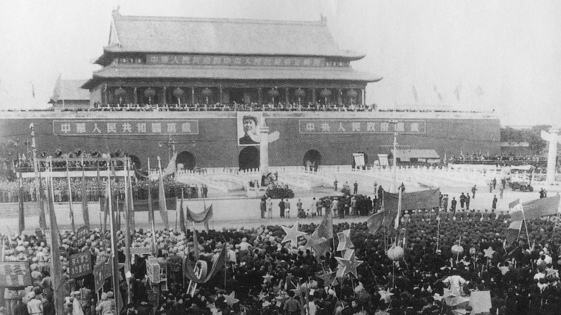 Schwarz-weiß-Archiv-Aufnahme vom 1. Okotber 1949, Großaufnahme vom Tienanmen-Platz, viele Menschen haben sich versammelt, als Mao Zedong die Volksrepublik China ausruft Schwarz-weiß-Archiv-Aufnahme vom 1. Okotber 1949, Großaufnahme vom Tienanmen-Platz, viele Menschen haben sich versammelt, als Mao Zedong die Volksrepublik China ausruft