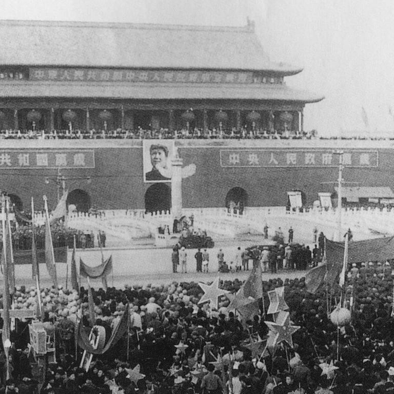 Schwarz-weiß-Archiv-Aufnahme vom 1. Okotber 1949, Großaufnahme vom Tienanmen-Platz, viele Menschen haben sich versammelt, als Mao Zedong die Volksrepublik China ausruft 