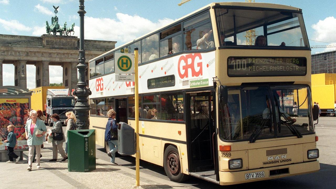 Bei Berlinern und Touristen beliebt - die Buslinie 100, die von Prenzlauer Berg bis zum Bahnhof Zoo fährt und dabei die Stadtmitte über Alexanderplatz, die Straße Unter den Linden, das Brandenburger Tor, den Reichstag und den Tiergarten passiert. Foto: Hubert Link +++(c) dpa - Report+++ | Verwendung weltweit Bei Berlinern und Touristen beliebt - die Buslinie 100, die von Prenzlauer Berg bis zum Bahnhof Zoo fährt und dabei die Stadtmitte über Alexanderplatz, die Straße Unter den Linden, das Brandenburger Tor, den Reichstag und den Tiergarten passiert. Foto: Hubert Link +++(c) dpa - Report+++ | Verwendung weltweit