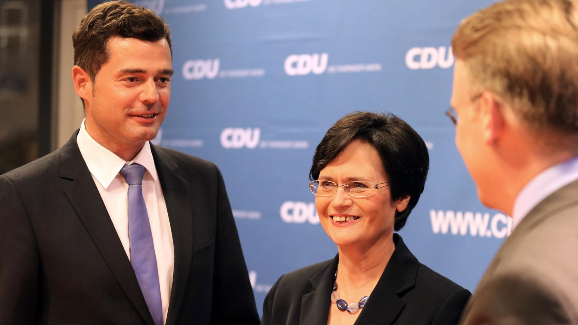 Die Spitzenkandidatin der CDU für die Landtagswahl in Thüringen und amtierende Ministerpräsidentin, Christine Lieberknecht, steht am 14.09.2014 in Erfurt (Thüringen) neben dem CDU-Fraktionsvorsitzenden in Thüringen, Mike Mohring. In Thüringen waren mehr als 1,84 Millionen Wahlberechtigte aufgerufen einen neuen Landtag zu wählen. Foto: Kay Nietfeld/dpa Die Spitzenkandidatin der CDU für die Landtagswahl in Thüringen und amtierende Ministerpräsidentin, Christine Lieberknecht, steht am 14.09.2014 in Erfurt (Thüringen) neben dem CDU-Fraktionsvorsitzenden in Thüringen, Mike Mohring. In Thüringen waren mehr als 1,84 Millionen Wahlberechtigte aufgerufen einen neuen Landtag zu wählen. Foto: Kay Nietfeld/dpa