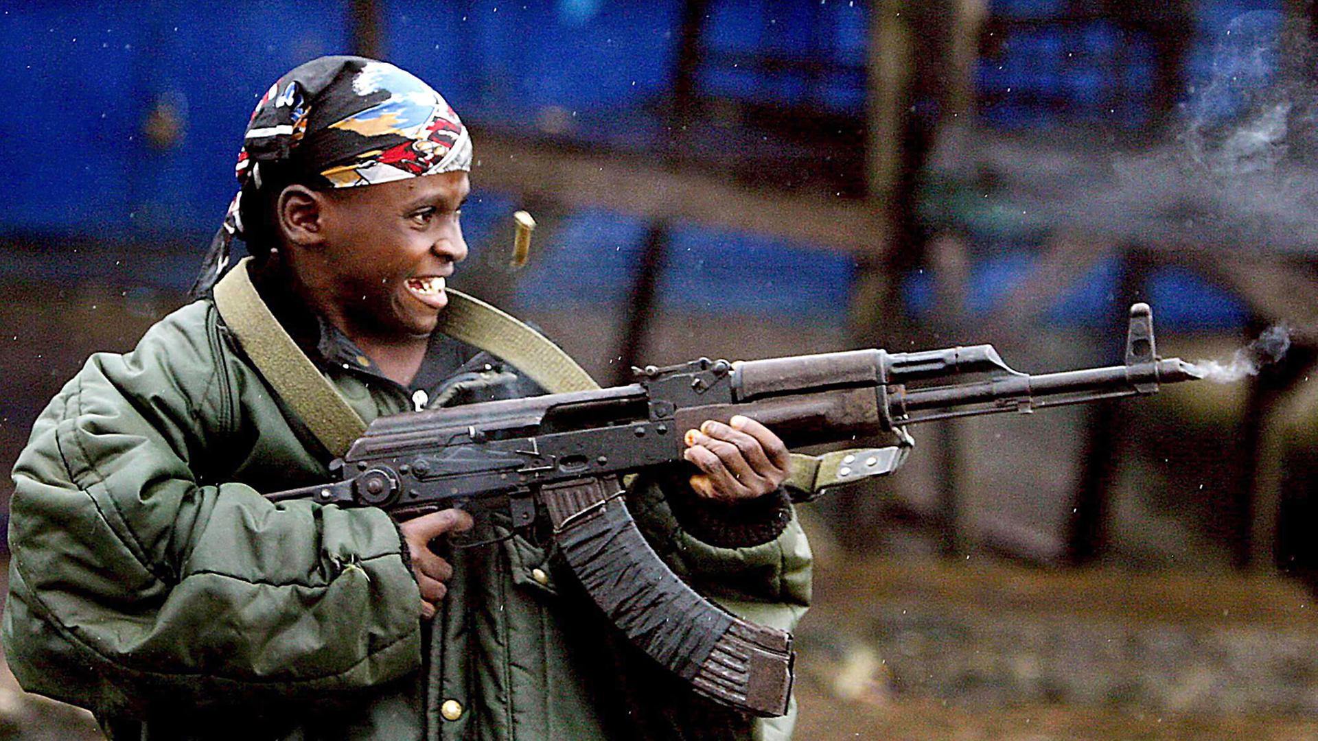 Ein neunjähriger Kindersoldat in Liberia (2003). Ein neunjähriger Kindersoldat in Liberia (2003).
