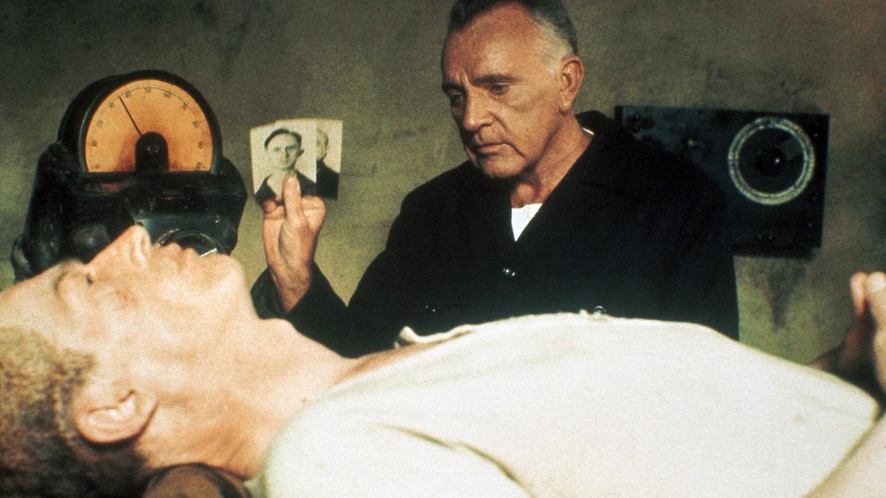 John Hurt und Richard Burton in einer Szene des Films "1984". John Hurt und Richard Burton in einer Szene des Films "1984".