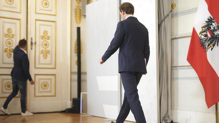 Sebastian Kurz (ÖVP), Bundeskanzler von Österreich, geht, nachdem er seinen Rücktrott angekündigt hat, aus dem Raum.