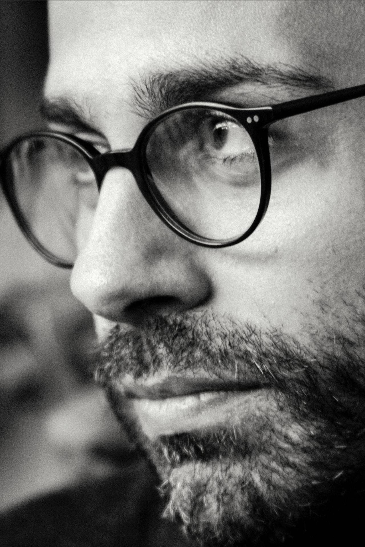 Der Fotograf Anton Roland Laub, mit Vollbart und Brille auf einem Schwarz-weiß-Porträt