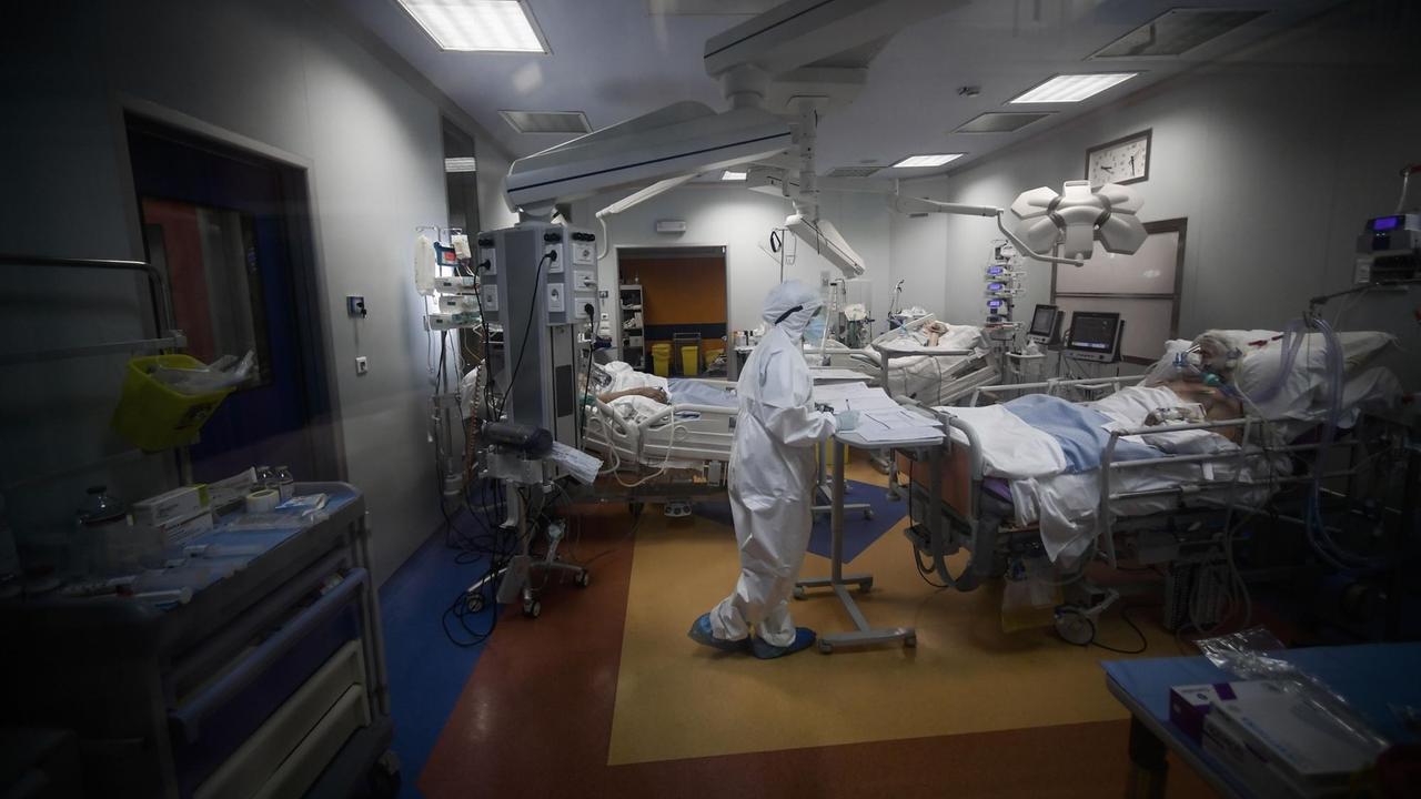 Corona-Patienten auf einer Intensivstation in einem Krankenhaus der italienischen Hauptstadt Rom Corona-Patienten auf einer Intensivstation in einem Krankenhaus der italienischen Hauptstadt Rom