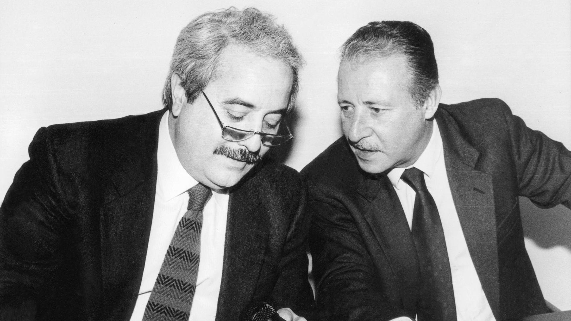 Der italienische Richter Giovanni Falcone (l) und seine Kollege und Freund Paolo Borsellino, aufgenommen am 11.05.1988. Die beiden "Mafia-Jäger" wurden 1992 im Abstand von zwei Monaten durch Bombenattentate getötet. Der italienische Richter Giovanni Falcone (l) und seine Kollege und Freund Paolo Borsellino, aufgenommen am 11.05.1988. Die beiden "Mafia-Jäger" wurden 1992 im Abstand von zwei Monaten durch Bombenattentate getötet.