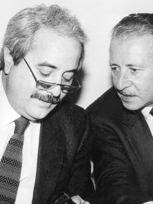 Der italienische Richter Giovanni Falcone (l) und seine Kollege und Freund Paolo Borsellino, aufgenommen am 11.05.1988. Die beiden "Mafia-Jäger" wurden 1992 im Abstand von zwei Monaten durch Bombenattentate getötet.