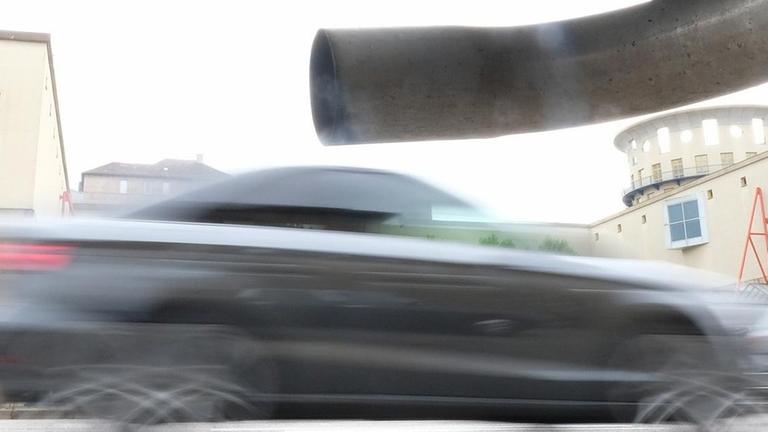 Das Auspuffrohr eines älteren Fahrzeugs ist an einer befahrenen Durchgangsstraße in Stuttgart zu sehen. Das Auspuffrohr eines älteren Fahrzeugs ist an einer befahrenen Durchgangsstraße in Stuttgart zu sehen.