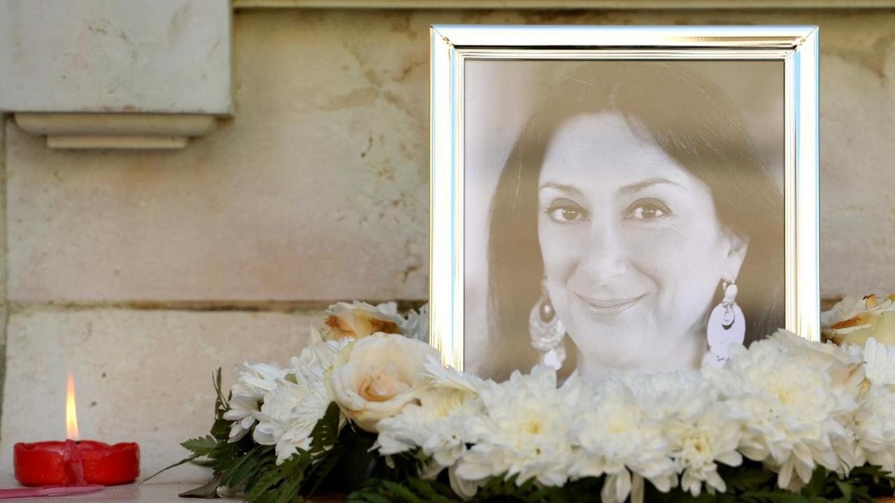 Das Bild zeigt ein Portrait der ermordeten maltesischen Journalistin Daphne Caruana Galizia, die am 16. Oktober 2017 durch eine Autobombe getötet wurde. Das Bild zeigt ein Portrait der ermordeten maltesischen Journalistin Daphne Caruana Galizia, die am 16. Oktober 2017 durch eine Autobombe getötet wurde.