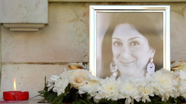 Das Bild zeigt ein Portrait der ermordeten maltesischen Journalistin Daphne Caruana Galizia, die am 16. Oktober 2017 durch eine Autobombe getötet wurde.