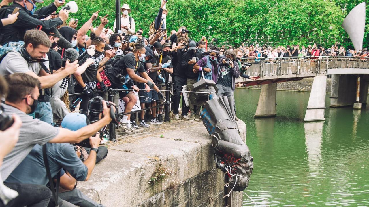 Die Statue von Colston wird von Demonstranten in den Fluss Avon in Bristol geworfen. Die Statue von Colston wird von Demonstranten in den Fluss Avon in Bristol geworfen.