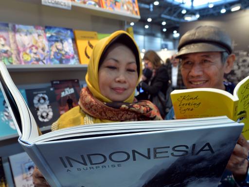 Am Stand von Indonesien posieren der indonesische Autor Ahmad Tohari (r) und Sri Kuwati am 12.03.2015 auf der Buchmesse in Leipzig (Sachsen).