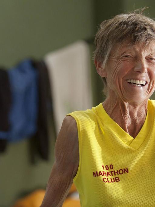 Extremläuferin Sigrid Eichner im Jahr 2011 im Alter von 70 Jahren. In der Sporthalle in Beelitz-Fichtenwalde kommt die Teilnehmerin des Laufes von Horn nach Berlin nach der vorletzten von 13 Etappen unter.