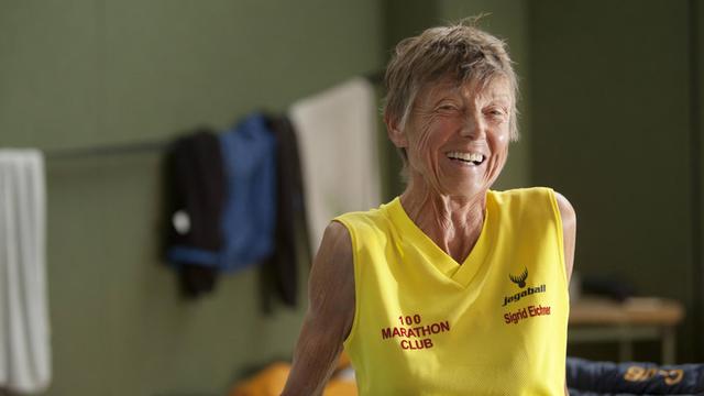 Extremläuferin Sigrid Eichner im Jahr 2011 im Alter von 70 Jahren. In der Sporthalle in Beelitz-Fichtenwalde kommt die Teilnehmerin des Laufes von Horn nach Berlin nach der vorletzten von 13 Etappen unter.