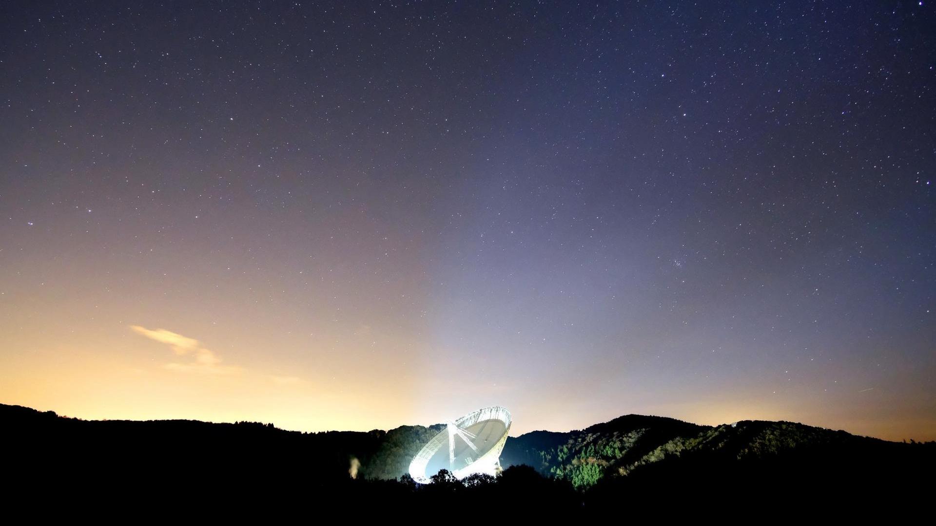 Das Radioteleskop des Max-Planck-Instituts für Radioastronomie Bonn ist in Effelsberg (Nordrhein-Westfalen) unter dem Sternenhimmel zu sehen. Der Reflektordurchmesser beträgt 100 Meter.