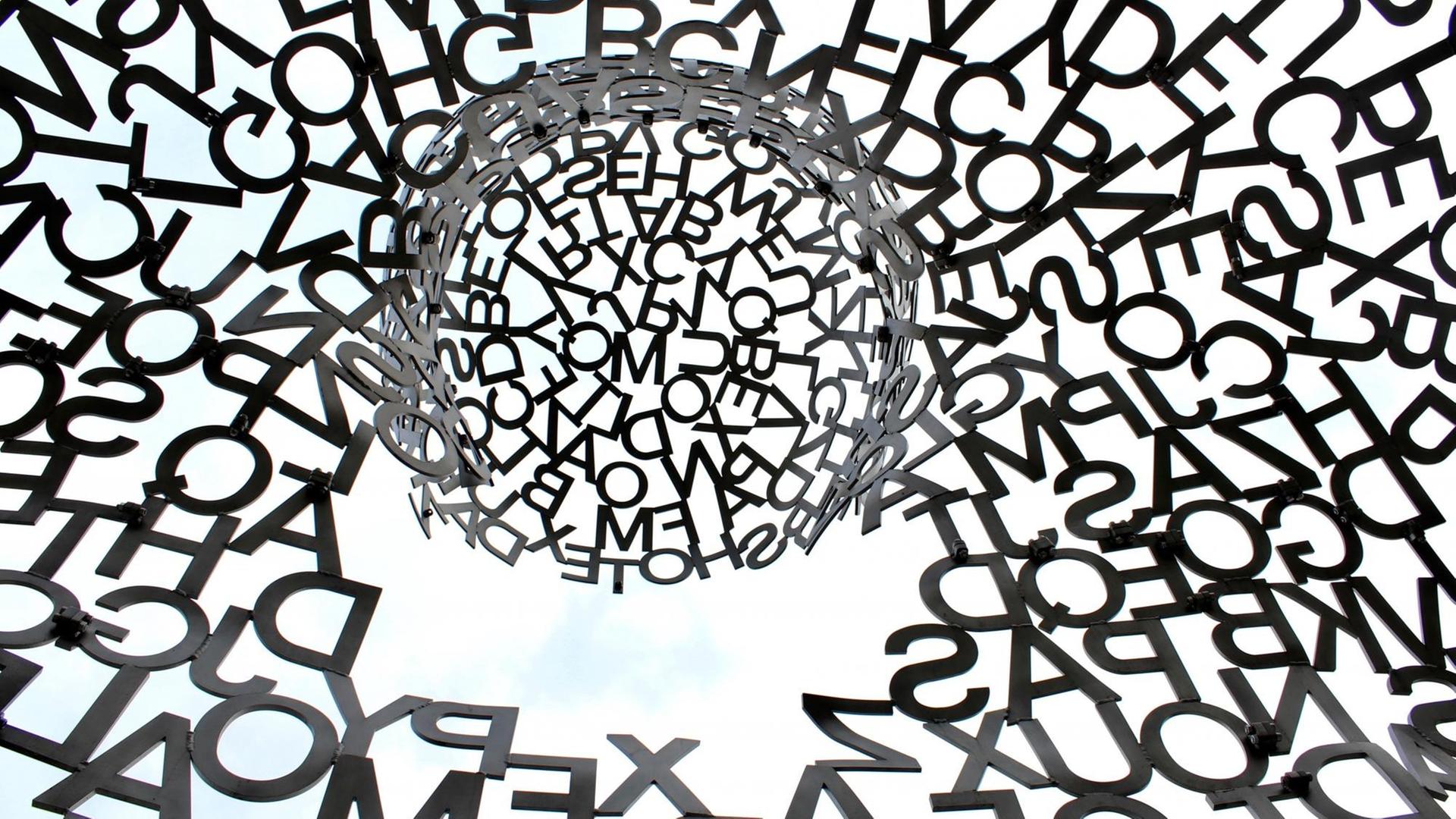 Buchstaben scheinen, Spiralen bildend, vom Himmel zu fallen. Buchstaben scheinen, Spiralen bildend, vom Himmel zu fallen.
