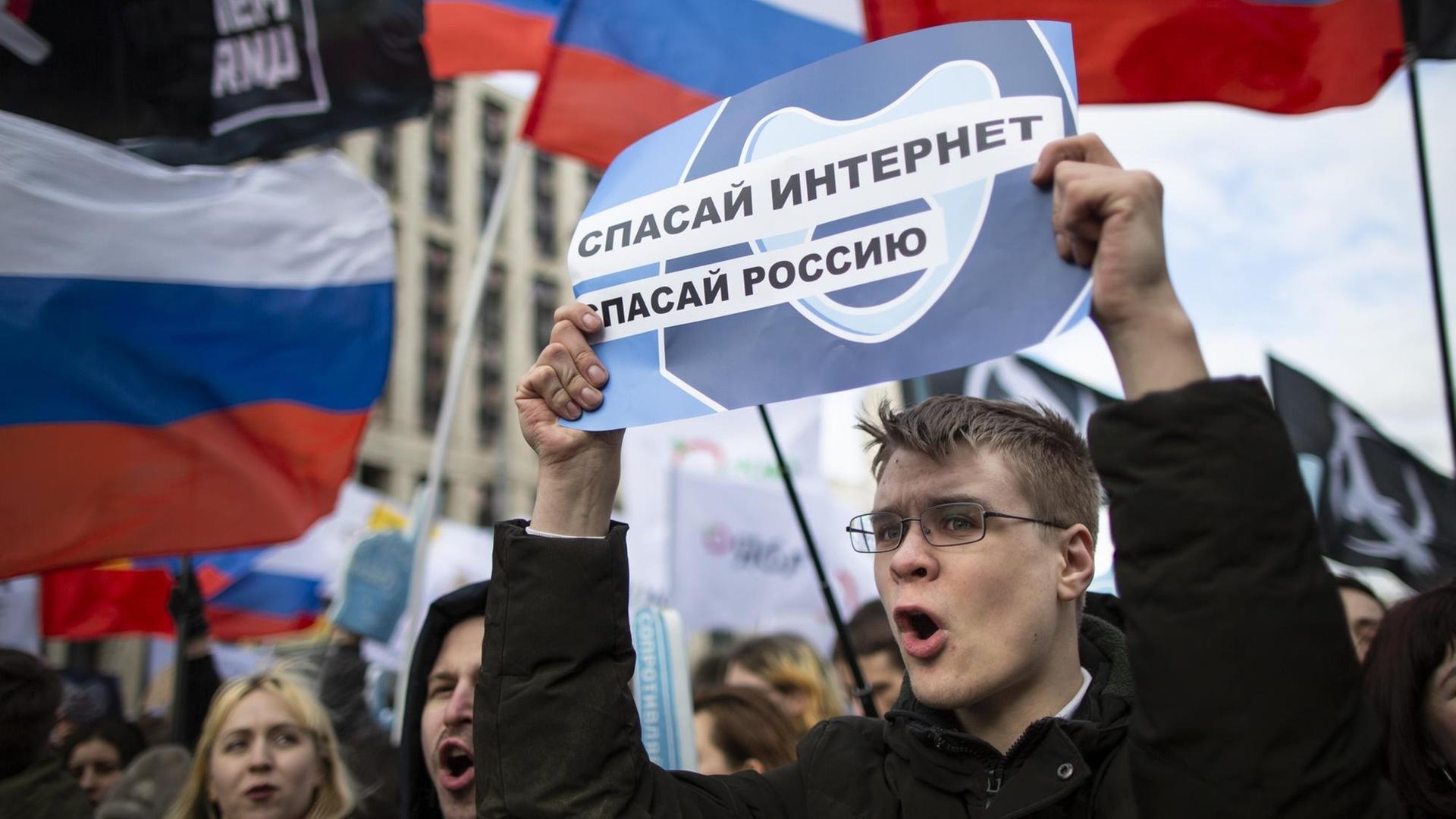 In Moskau hät ein Demonstrant hält ein Plakat mit der Aufschrift "Rettet das Internet, rettet Russland".