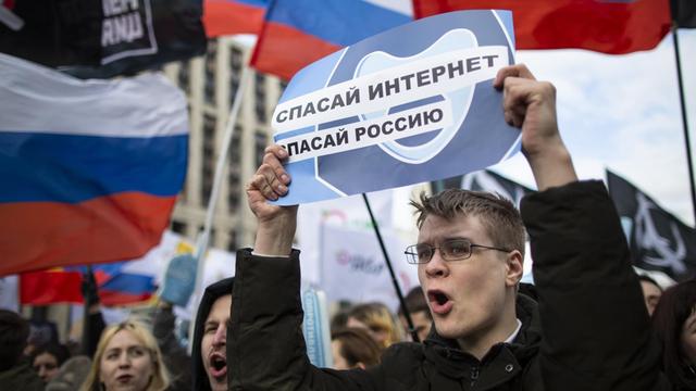 In Moskau hät ein Demonstrant hält ein Plakat mit der Aufschrift "Rettet das Internet, rettet Russland".