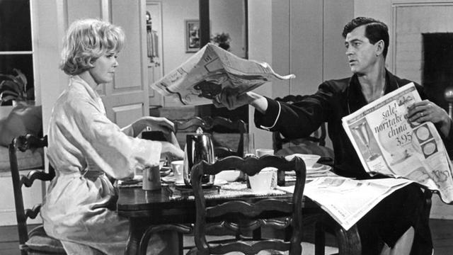 Die beiden US-amerikanischen Schauspieler Doris Day und Rock Hudson in einer Szene der Filmkomödie "Schick mir keine Blumen" aus dem Jahre 1964. |