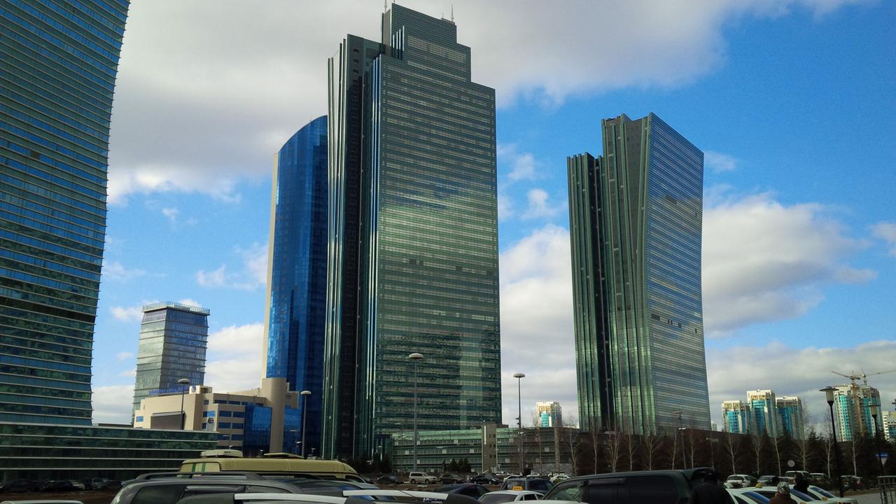 Symbol des wirtschaftlichen Aufschwungs: Hochhäuser in Astana Symbol des wirtschaftlichen Aufschwungs: Hochhäuser in Astana