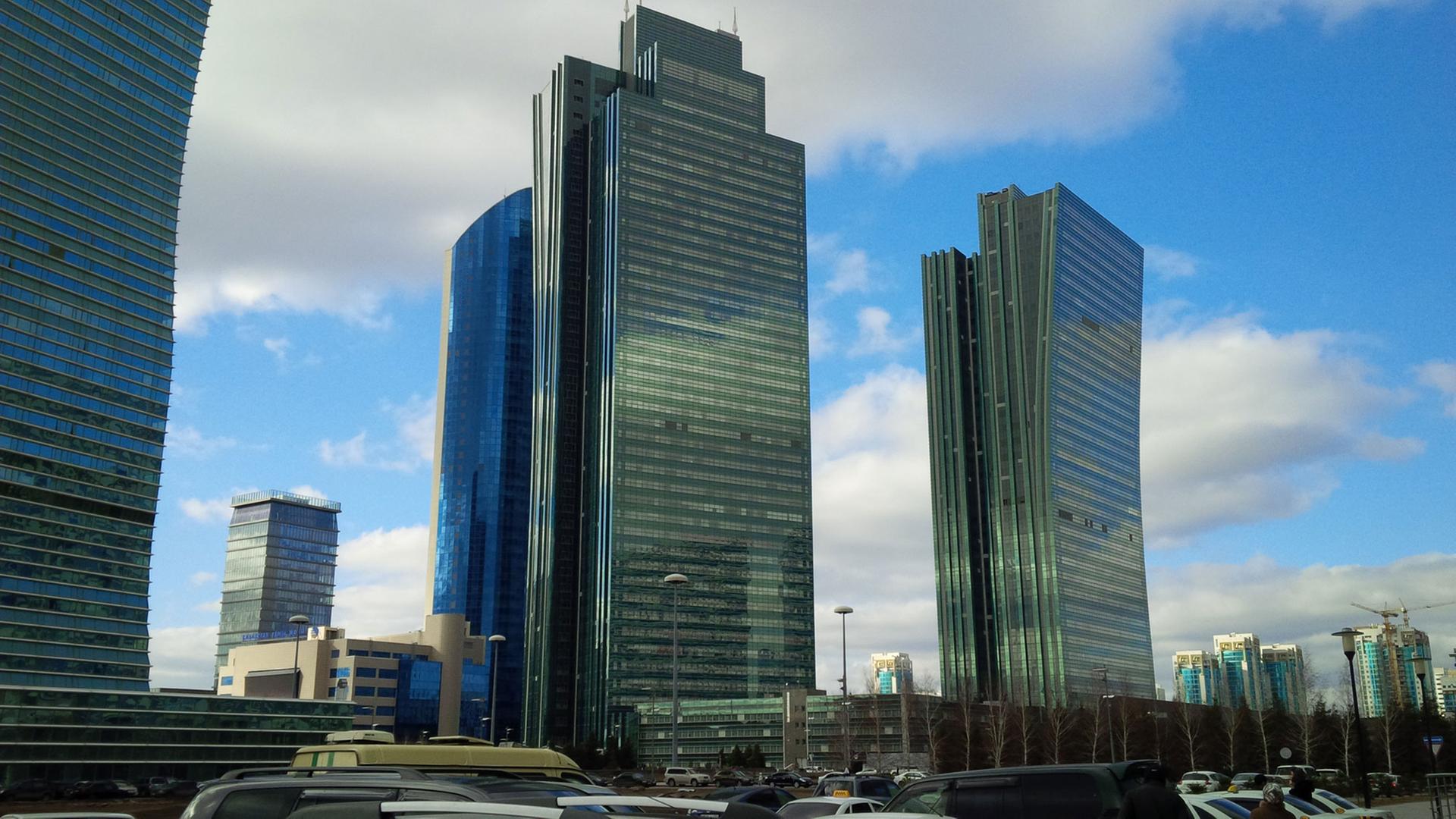 Symbol des wirtschaftlichen Aufschwungs: Hochhäuser in Astana Symbol des wirtschaftlichen Aufschwungs: Hochhäuser in Astana