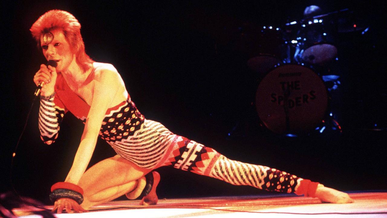 David Bowie 1974 bei einem Konzert in London: Er galt als großer Verwandlungskünstler. David Bowie 1974 bei einem Konzert in London: Er galt als großer Verwandlungskünstler.