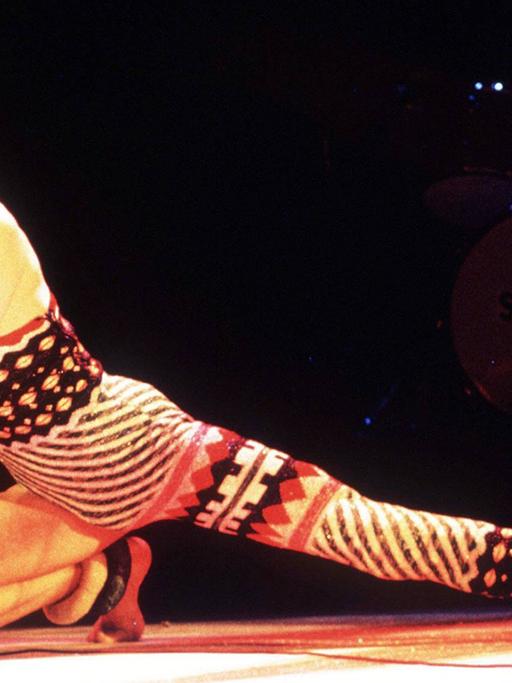 David Bowie 1974 bei einem Konzert in London: Er galt als großer Verwandlungskünstler.