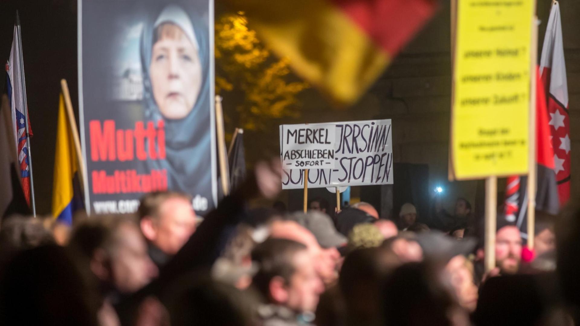 Demonstranten stehen am 28.10.2015 auf dem Domplatz in Erfurt (Thüringen) bei der Kundgebung der AfD Thüringen Demonstranten stehen am 28.10.2015 auf dem Domplatz in Erfurt (Thüringen) bei der Kundgebung der AfD Thüringen