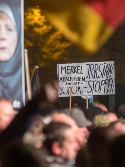 Demonstranten stehen am 28.10.2015 auf dem Domplatz in Erfurt (Thüringen) bei der Kundgebung der AfD Thüringen