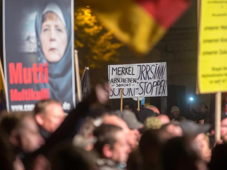Demonstranten stehen am 28.10.2015 auf dem Domplatz in Erfurt (Thüringen) bei der Kundgebung der AfD Thüringen