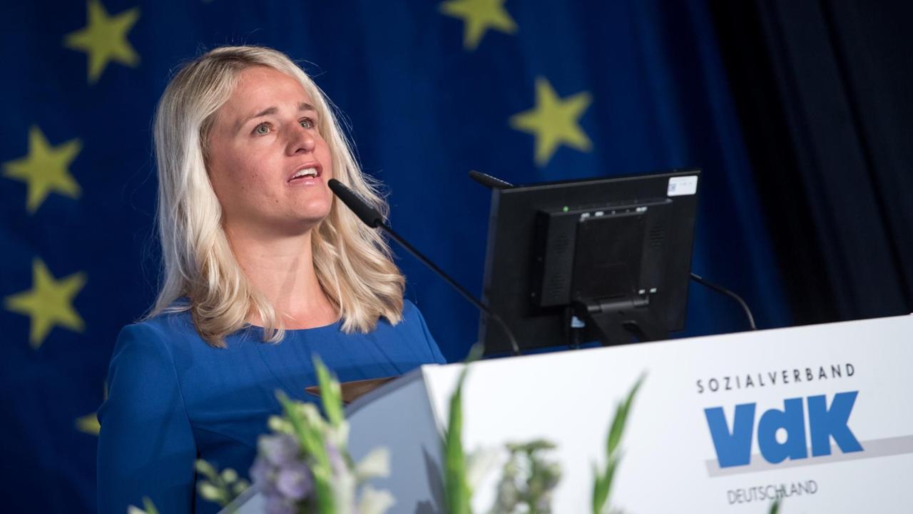 VdK-Päsidentin Verena Bentele am Rednerpult, hinter ihr eine Europa-Fahne. VdK-Päsidentin Verena Bentele am Rednerpult, hinter ihr eine Europa-Fahne.