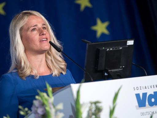 VdK-Päsidentin Verena Bentele am Rednerpult, hinter ihr eine Europa-Fahne.