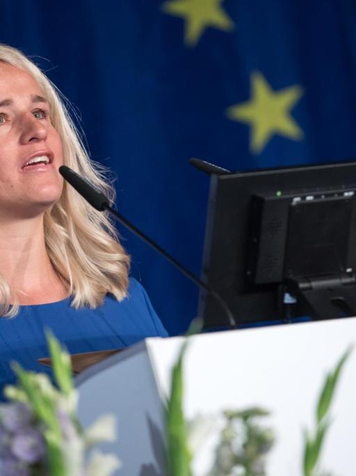 VdK-Päsidentin Verena Bentele am Rednerpult, hinter ihr eine Europa-Fahne.
