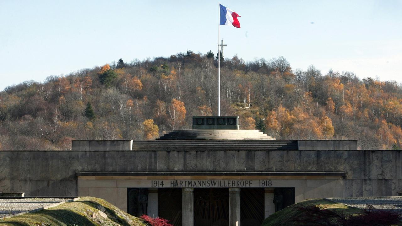 Blick am 13.11.2008 auf den Eingangsbereich zur Krypta und Gedenkstätte für die im Ersten Weltkrieg bei den Kämpfen auf dem Hartmannsweilerkopf in Cernay (Frankreich) gefallenen Soldaten.