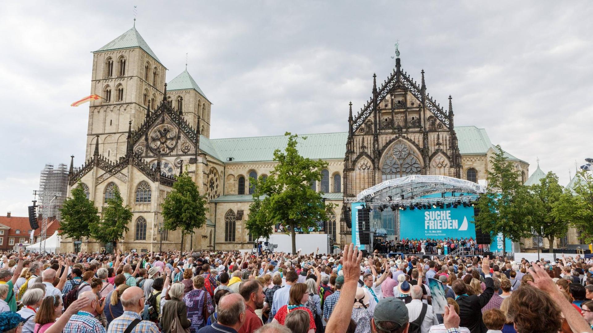 Die Eröffnung des Katholikentags in Münster am 09.05.2018 vor dem St. Paulus Dom Die Eröffnung des Katholikentags in Münster am 09.05.2018 vor dem St. Paulus Dom