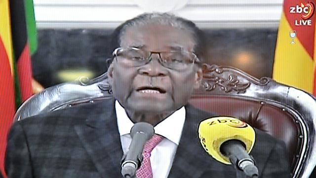 Das Foto zeigt den Bildschirm eines Fernsehers, in dem gerade Mugabes Ansprache übertragen wird. Die Bildqualität ist schlecht.