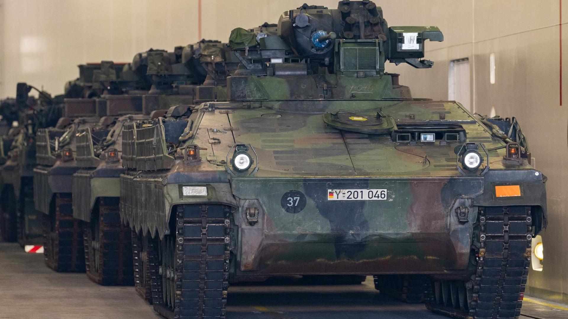 Mehrere Schützenpanzer "Marder" stehen für das Großmanöver der Nato in Norwegen bereit - Archivbild Mehrere Schützenpanzer "Marder" stehen für das Großmanöver der Nato in Norwegen bereit - Archivbild