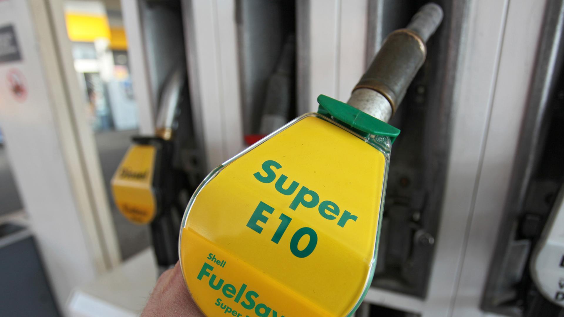 E10-Zapfpistole an einer Tankstelle E10-Zapfpistole an einer Tankstelle