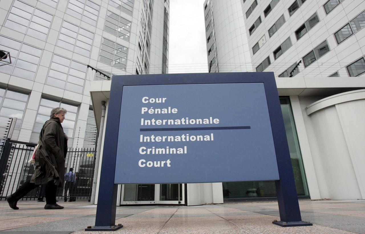 Eingang zum Internationalen Strafgerichtshofs in Den Haag mit Schild davor.