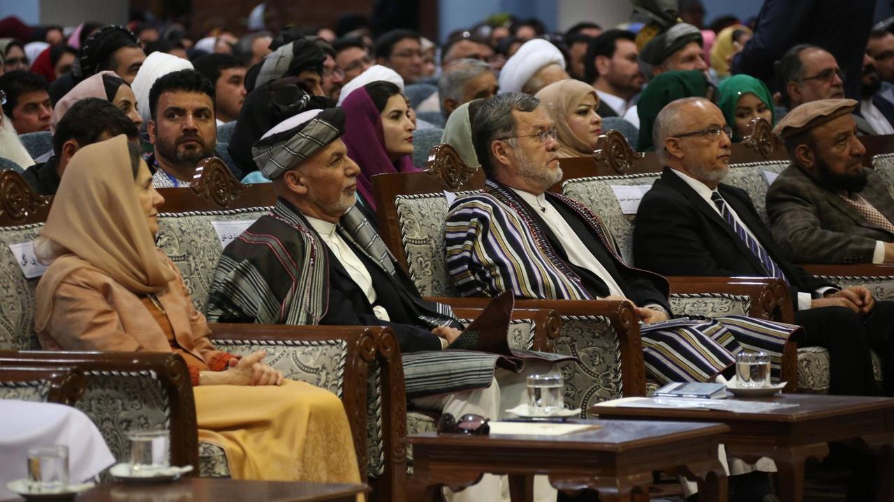 Der afghanische Präsident Mohammad Ashraf Ghani (2. vorne links) nimmt am letzten Tag der beratenden Loya Jirga am 3. Mai 2019 in Kabul, der Hauptstadt Afghanistans, teil. Der afghanische Präsident Mohammad Ashraf Ghani (2. vorne links) nimmt am letzten Tag der beratenden Loya Jirga am 3. Mai 2019 in Kabul, der Hauptstadt Afghanistans, teil.