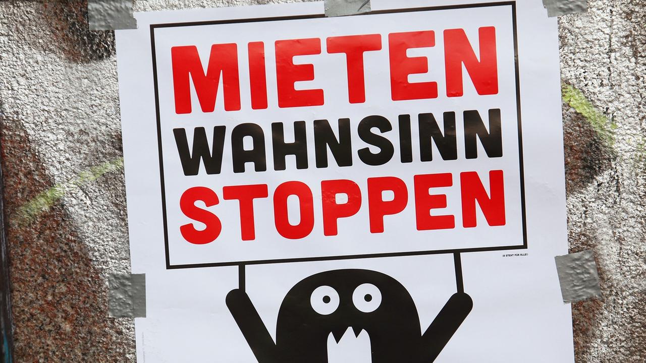 "Mietenwahnsinn stoppen, Lärmdemo und Kundgebung gegen Verdrängung und Zwangsräumungen" steht am 26.03.2014 auf einem Plakat im Bezirk Kreuzberg in Berlin. "Mietenwahnsinn stoppen, Lärmdemo und Kundgebung gegen Verdrängung und Zwangsräumungen" steht am 26.03.2014 auf einem Plakat im Bezirk Kreuzberg in Berlin.