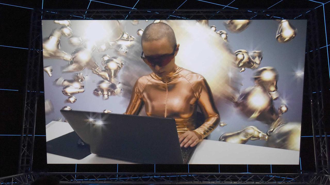 Die Arbeit "Factory in the Sun, 2015" der Künstlerin Hito Steyerl ist am 11.05.2015 in Venedig (Italien) auf der Biennale im Deutschen Pavillon zu sehen. Die Arbeit "Factory in the Sun, 2015" der Künstlerin Hito Steyerl ist am 11.05.2015 in Venedig (Italien) auf der Biennale im Deutschen Pavillon zu sehen.