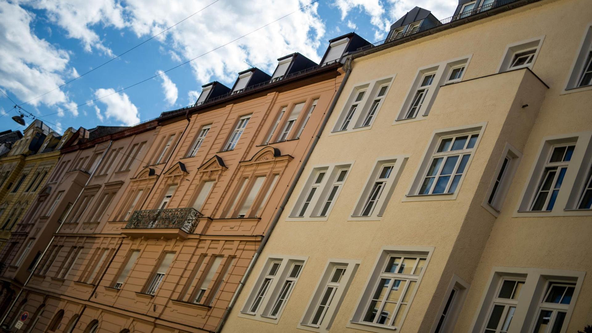 Verschiedenfarbige Wohnhäuser im Stadtteil "Altstadt Lehel" in München vor dem blauen Himmel mit leichten Wolken, aufgenommen 2015 Verschiedenfarbige Wohnhäuser im Stadtteil "Altstadt Lehel" in München vor dem blauen Himmel mit leichten Wolken, aufgenommen 2015