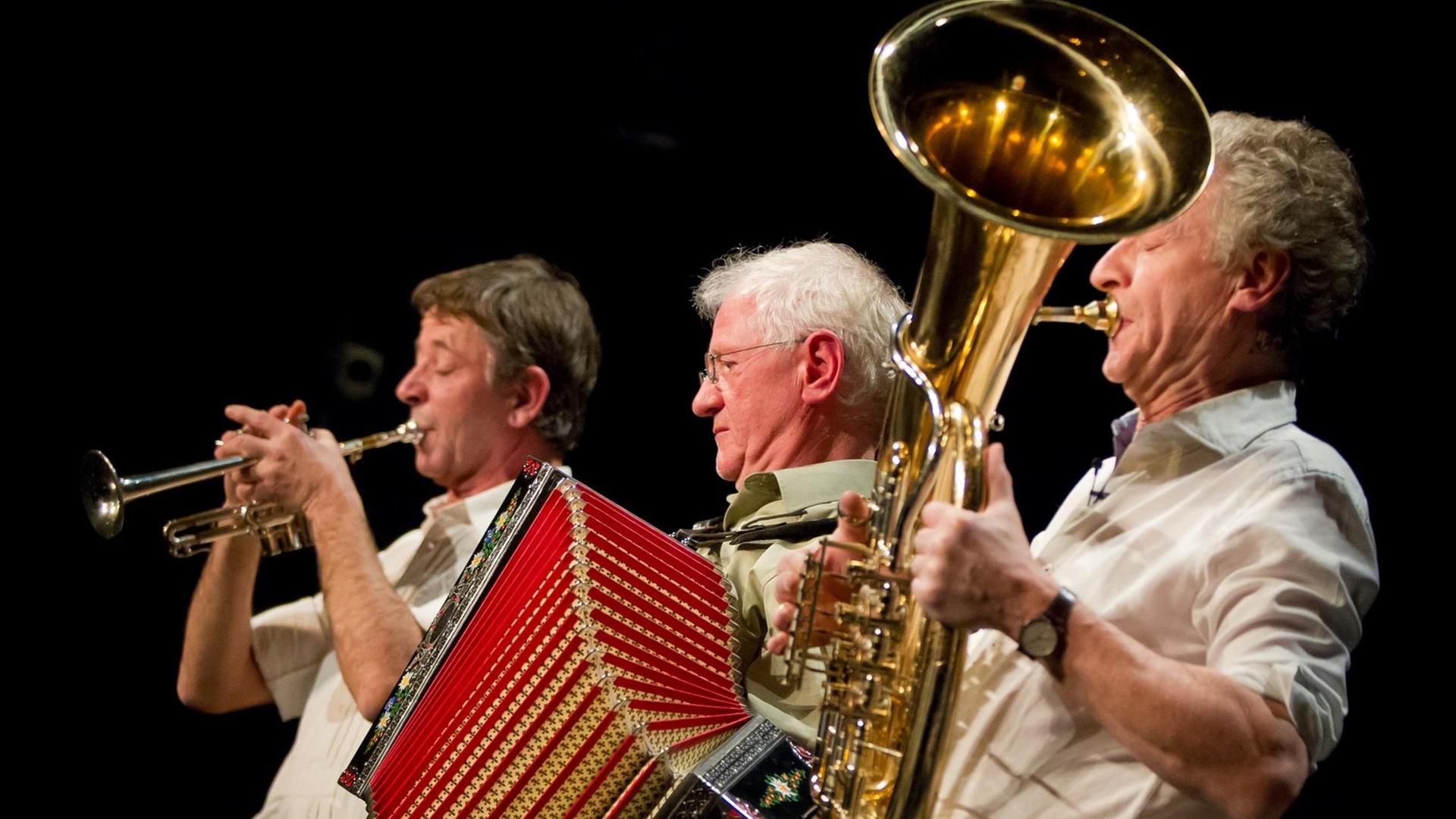 Die bayerische Kultband Biermösl Blosn mit Christoph Well (l-r), Hans Well und Michael Well tritt am Dienstag (17.01.2012) im Stadttheater in Fürth (Mittelfranken) zum vorletzten Mal auf. Mit insgesamt zwei Auftritten beenden die Biermösl Blosn ihre mehr als drei Jahrzehnte dauernde Karriere. Grund für die Auflösung des Trios war nach Angaben von Hans Well ein längerer Prozess der Entfremdung unter den Brüdern. Die bayerische Kultband Biermösl Blosn mit Christoph Well (l-r), Hans Well und Michael Well tritt am Dienstag (17.01.2012) im Stadttheater in Fürth (Mittelfranken) zum vorletzten Mal auf. Mit insgesamt zwei Auftritten beenden die Biermösl Blosn ihre mehr als drei Jahrzehnte dauernde Karriere. Grund für die Auflösung des Trios war nach Angaben von Hans Well ein längerer Prozess der Entfremdung unter den Brüdern.